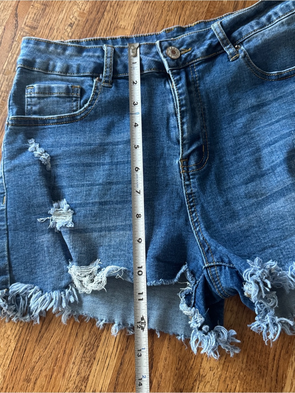 Distressed Frayed Hem Denim Shorts – Medium (Stretchy & Curvy Fit!) - Picture 5 of 9